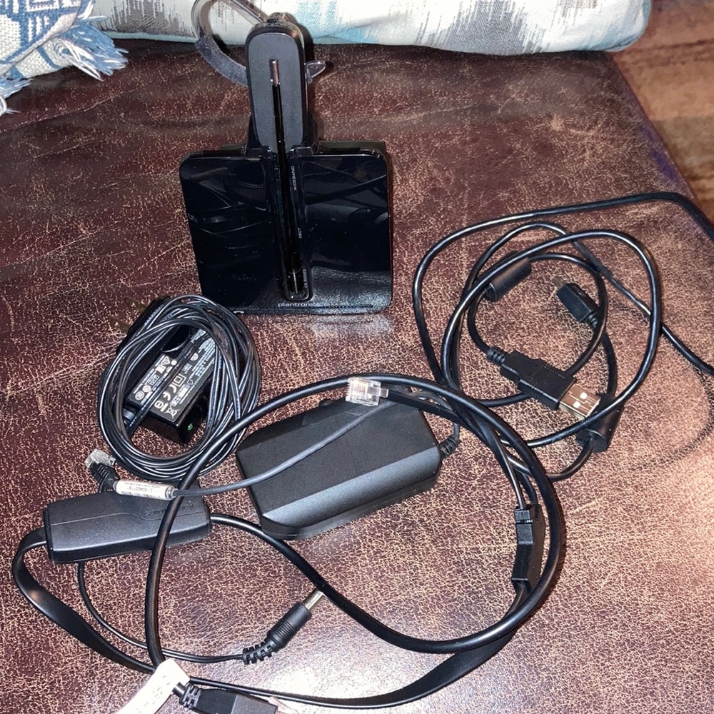 Plantronics C054 Wireless Headset System with hook set adapter apc-42